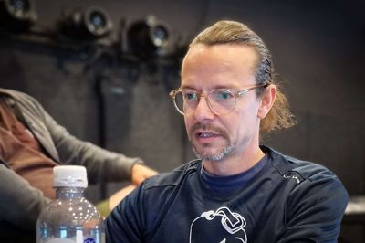 Stephan Olesen er mangeårig musikansvarlig for Ikast Musikliv og er her i gang gang med de sidste forberedelser inden festivalens 2024-udgave.