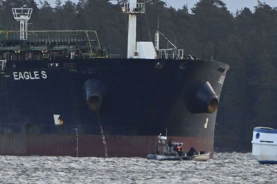 Den russiske skyggeflåde beskrives af FN's søfartsorganisation IMO som skibe med utilstrækkelige forsikringsaftaler, der omgår sanktioner og undgår kontroller. I blandt andet Finland mistænkes tankskibet "Eagle S", som er fotograferet i december, for at beskadige flere kabler i Østersøen. Det er registreret på Cookøerne, men menes at tilhøre Ruslands skyggeflåde.