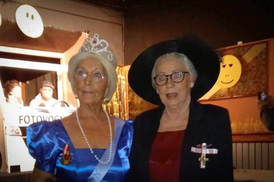 Jytte Steffensen og Jane Fruergaard var i 2024-udgaven selv på Optimistrevyens scene i rollerne som dronning Margrete og en hofdame. Foto: Privatfoto