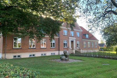 Plejecenter Rolighedsparken blev før sommerferien på ny kritiseret - denne gang af en privat tilsynsførende. I de seneste år har vi hørt historier fra stedet om et presset arbejdsmiljø og ensomme borgere. Nu vil udvalget på området have styr på Rolighedsparken en gang for alle.