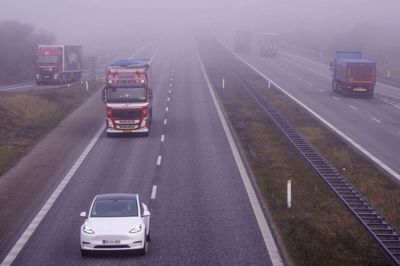 Bilister opfordres af DMI til at køre efter forholdene torsdag morgen og formiddag, hvor der er risiko for tæt tåge eller rimtåge. (Arkivfoto).