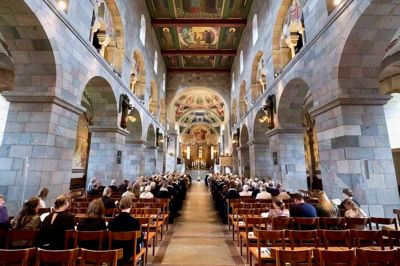 I<em id="emphasis">senvad Kirkes nye præst skal ordineres af biskop Henrik Stubkjær i Viborg Domkirke fredag 7. februar. I den anledning bliver der arrangeret fælles buskørsel fra Isenvad. (Foto: Henrik Helms/Viborg Stift).</em>
