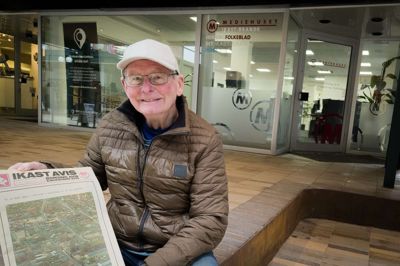 - Det skulle jo ikke være noget særligt, sagde Hans Jørgen Børsting, da han afleverede sit historiske avis-fund. Han blev dog overtalt til at lade sig fotografere til avisen i anledning af Ikast Avis' 100-årsdag.