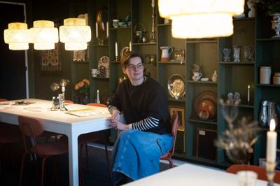 For 48-årige Karina Nielsen var det en svær oplevelse at blive sygemeldt med stress. Men hun prøver at vende oplevelsen til noget konstruktivt og har nu åbnet sin egen loppe-og-krea-café med plads til ro og fordybelse.