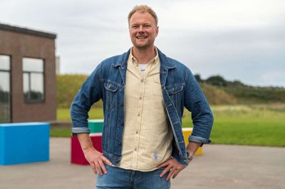 Christian Degn tager som vært igen i år imod fire nye par, som skal konkurrere i boligprogrammet "Nybyggerne". (PR-foto).