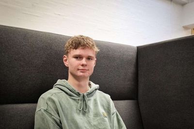 - Gå efter online-medier. Jeg tror, vi er svære at få til at sætte os ned med en papir-avis. De sociale medier er et godt sted fange unges interesse. Få nogle unge ansigter på historierne, men lad være med at bruge unges sprog. Vi gider ikke høre voksne tale unges slang, for så kommer det til at lyde, som om man gør grin med vores sprog. Jeg er selv interesseret i sportsnyheder, men kan også finde på at læse om virksomheder. Jeg støder ofte på nyheder på de sociale medier, og for eksempel er P3 gode til at bringe et ungt ansigt til at fange interessen omkring et interview. Emil Andreasen, 19 år. Foto: Kasper Malling Beck