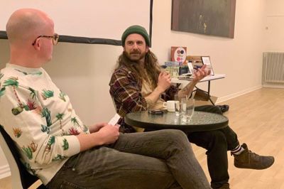 Karsten Moskjær Kofod (t.v.) og Frederik Svinth, da sidstnævnte var med til at skabe fællesskab i byen med et foredrag tilbage i januar. Foto: Privatfoto