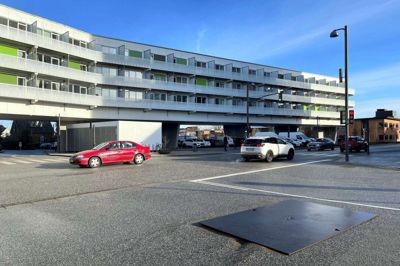 Sidste onsdag mistede en 50-årig kvinde sin taske her på parkeringspladsen ved Kousgaards Pladsi Herning.