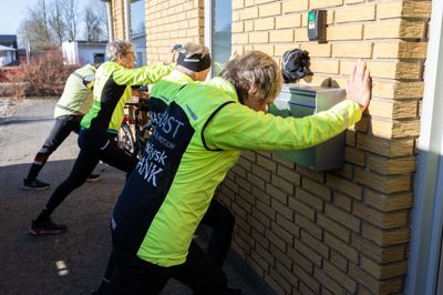 Der strækkes ud efter dagens løbetur på omkring syv kilometer. Forude venter der både varm kaffe og fødselsdagskage.