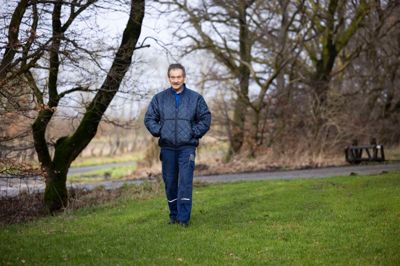 Landmand Knud Christensen er bekymret. Han mener, at Bestseller-milliardær Anders Holch Povlsens opkøb hæver prisen på jord, så unge landmænd ikke kan være med.