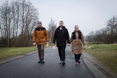 Niklas Keblovszki (tv) og Nikolaj Kempf blev lørdag valgt til bestyrelsen i Gludsted GIF. Ligesom de to nye bestyrelsesmedlemmer mener Annette Kempf, at en idrætsforening har en stor rolle at spille for fællesskabet i en lille by. - Og hvis folk ikke selv dukker op til aktiviteterne, er klubben god til at tage dem i hånden og få dem med, mener hun.