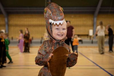 Fireårige Mathaeus Hansen var nok Midtjyllands mest smilende dinosaur, mens storebror Matinus var klædt ud som spilfiguren Pikachu og storesøster Magdalia gav den fuld gas som rockstjerne.