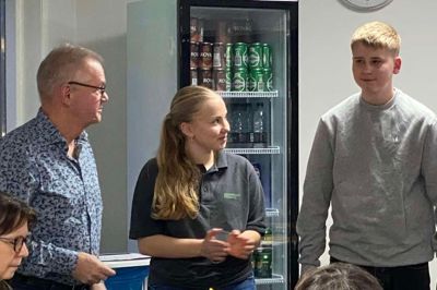 En stolt Kresten Dalby får nogle ord med på vejen efter at være blevet kåret til Årets Ungeleder af formand i Engesvang Boldklub Frank Heidemann Sørensen. Foto: Privatfoto