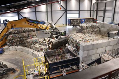 Affaldet fra genbrugsbeholderen i Ikast-Brande bliver hos det fælleskommunale affaldsselskal AFLD presset sammen i store baller og kørt til Esbjerg, hvor man med moderne teknologi sorterer metal, plast og mælkekartoner fra hinanden igen