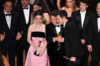 Holdet bag filmen "Anora" på scenen i Hollywood for at tage imod en Oscar for Bedste Film.
