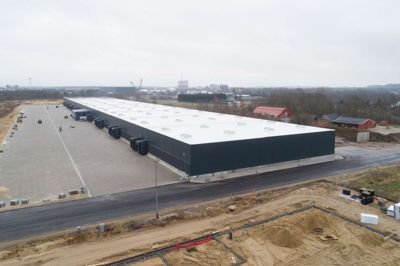 Logistikcenteret er opført i samarbejde med firmaet Vognmand Michael Andersen, der også ejer bygningerne, mens KMC lejer sig ind på kontrakt og ejer den teknologiske indmad.