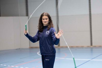 Opvisningssæsonen står for døren, så Julie Braae-Cortsen gemmer sine sjippe-hop til opvisningerne, men viser gerne et par stående tricks til ære for fotografen.