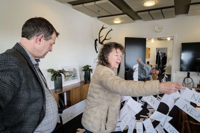 De 537 nej-sedler, som her foldes ud på deres tørresnor af Ester Højgaard, fyldte så meget på borgmester-kontoret, at nabokontorerne måtte i brug. Underskrifterne er samlet blandt folk, der bor maksimalt fem kilometer fra nærmeste planlagte vindmølle, fortalte indsamlerne.