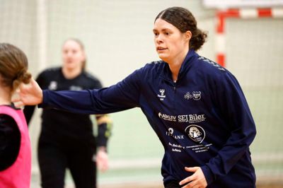 Iben Due er nybagt mor, men hun kan ikke holde sig fra træningen, fordi hun nyder sammenholdet og håndboldspillet.