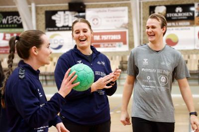 Humøret er højt under træningen hos 1. divisionsholdet Ejstrup/Hærvejen. Her er det Josefine Gadgaard (t.v.), Stine Høj og træner David Langkilde Møller, der har det sjovt sammen.