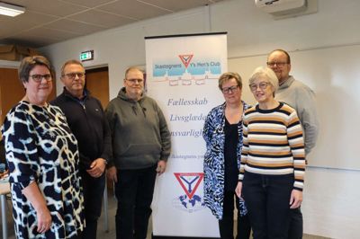 Ikastegnens Y's Men's club kunne forleden uddele i alt 24.000 kroner. Fra venstre ses formand Karen Magrethe Madsen, Johannes Jørgensen, Møltrup Optagelseshjem, H.P. Eriksen, KFUMs Soldatermssionen. Forrest til højre Jytte Gundersen, Folkekirkens Dagligstue, Helle Wedel Ikast KFUM og KFUK og Carsten Maagaard fra KFUM Soldatermissionen.