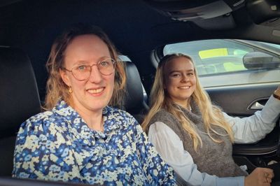 Når Vinnie Jensen (til venstre) og Stine Kempel kørte hjem, var den kommende dags program ofte ukendt. - Og vi kunne ikke forudsige, om vi skulle pode i vildskab i timevis, eller om vi skulle vente på, at der kom gæster, husker Vinnie Jensen.