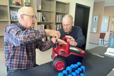 De frivillige i reparationscaféen på Brande Bibliotek har hænderne skruet godt på. Her er det Ole Laursen (t.v.) og Kurt Aamand, som er i gang med at skille en støvsuger ad.