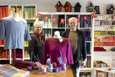 <em id="emphasis">Else Eriksen og Finn Eriksen var blandt initiativtagerne til Den Kreative Butik i Vestergade i Ejstrupholm, hvor frivillige mødes og producerer alt mellem himmel og jord med henblik på salg, så overskuddet går til Kræftens Bekæmpelse. Nu kan de juble over at være blandt landets bedste til Lyserød Lørdag.</em>