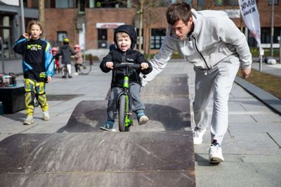 Sidste år havde Ikast BMX Klub lagt an til udfordringer på torvet. Det sker igen i år. Foto: Malene Korsgaard