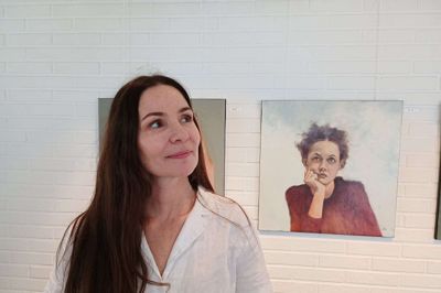Mimmi Kandler havde taget turen fra Sverige til Ikast for at deltage i den første soloudstilling på dansk grund. Ikke ulig personerne på hendes egne malerier lader hun blikket glide til siden. Måske i søgen efter den fortælling, beskueren også inviteres til at opsøge. Foto: Kurt H. Jørgensen