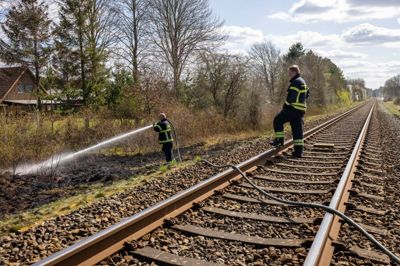 Tirsdag eftermiddag havde brandfolkene travlt med at slukke en masse brande langs jernbanen.