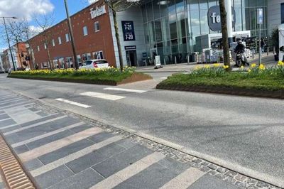 Her på Østergade i Ikast var en udenlandsk mand tirsdag i gang med et svindelnummer, hvor det lykkedes at overbevise en mand fra Ikast om, at han solgte ægte, italienske læderjakker. Politiet opfordrer til, at man væbner sig med sin kritiske sans.