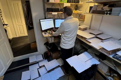 Jesper Ravn mellem en masse ordrer til butikkens forholdsvis nye satsning, webshoppen. Foto: Privatfoto