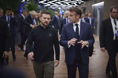Den ukrainske præsident Zelenskyj og Frankrigs præsident Macron har begge sagt, at de vil deltage i pave Frans' begravelse. (Arkivfoto).