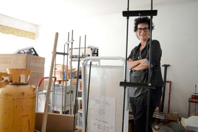 Susanne Aaes har hen over sommeren fået flyttet sine mange ting og materialer til Østergade, hvor hun fremadrettet vil arbejde og sælge sit kunst ?foto laila Kempem