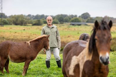 Pensioneret dyrlæge Niels Peter Baadsgaard nyder den smukke natur og heste lige udenfor vinduerne i huset i Tjørring. Samtidig er han kritisk overfor, hvordan vi behandler naturen, og peger på det konventionelle landbrug samt politikere og brancheorganisationer, der er indbyrdes afhængige, som en stor del af problemet.