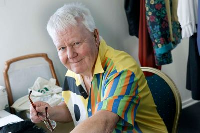 I flere end 50 år har Jan Schou optrådt for danskerne, og den kommende tid kan man opleve ham i Herning, hvor han er med i revyen Schou-tur på Østergaards Hotel.