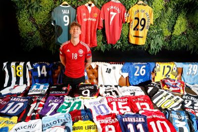 Patrick Dyrby tilbyder alverdens spillertrøjer gennem sin webshop, men erkender at det er de retro trøjer fra før årtusindskiftet og superligatrøjerne, som sælges hurtigst.