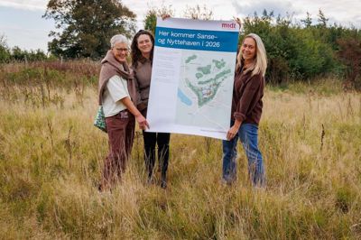 Bodil Buus Eriksen (t.v.) og Birgit Bech Pedersen (t.h. ) fra Regionpsykiatrien Gødstrup står sammen med projektleder Ninna Dahl Laursen fra Regionshospitalet Gødstrup på det område, hvor den nye sanse- og nyttehave skal anlægges.
