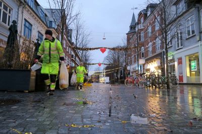Nina Hagelskjær er ansat ved Herning Kommunes driftsafdeling. Efter en lang arbejdsdag med at rydde op som her en nytårsmorgen, nyder hun at slappe af ved fjernsynet om aftenen. Med støtte fra Bredbåndspuljen kan udvalget af tv-kanaler på skærmen hjemme på Bliddalvej pludseligt blive meget større.