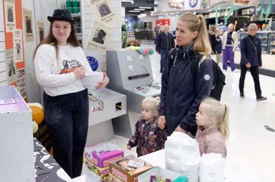 Charlotte Glindtvad fra Brande holdt sine to piger, Nelly og Emily på tre og fire år, i hånden, mens de fik forklaret om det mysterium, de blev sat til at løse. Til venstre er det Sofie Amalie Birkeholm Lund, der er elev for at blive eventkoordinator i Herning Cityforening, som arrangerer aktiviteten i efterårsferien.