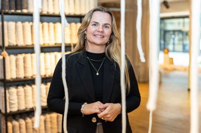Der findes mange forskellige slags kunstværker i Camilla Tønders udstilling i Strøgcentret. Fællesnævneren er, at alle er skabt af restgarn.