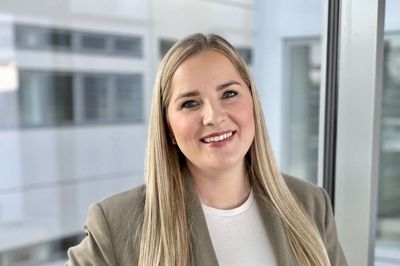 Uddannelsen bliver federe og federe, jo længere jeg kommer. Den giver adgang til mange forskellige job, men jeg ved, at jeg vil være kosmetisk sygeplejerske, siger 31-årige Sara Juulsgaard, der læser til sygeplejerske på Via i Herning. Foto: Privatfoto
