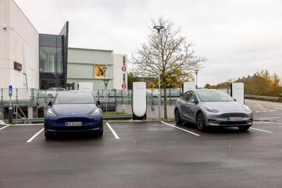 Selv om det kun er Tesla-elbiler på billedet, som er ved at tanke strøm, kan alle bilmærker bruge de nye ladestandere ved Herning Centret. Bagerst til venstre ses indgang G.
