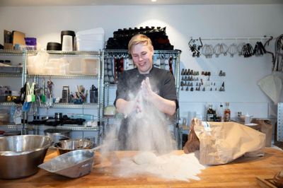 Man kan ikke både puste og have mel i munden på samme tid, som det gamle mundheld lyder ... Og Lasse Bentsen, der snart åbner bagerbutik i Snejbjerg, har ikke tænkt sig at konkurrere med supermarkedernes brødpriser, for han vil ikke gå på kompromis med hverken kvalitet eller friskhed.