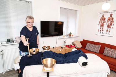 Man er fuldt påklædt, når man modtager klangmassage af Gitte Ploug hos Vinderup Massage. Vibrationerne fra skålene slår sagtens igennem alligevel, forsikrer massøren.
