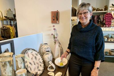 Annemarie Aakjær Svendsen er en af de udstillere, der holder Butik Værdig i gang. Hun sælger sin egen keramik i butikken, men også de andre udstilleres ting - og er vild med konceptet om en fællesskabsbutik.