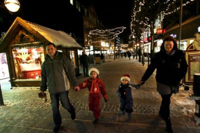 Der var ikke mange mennesker i gågaden, men der var travlt i butikkerne. Foto: Flemming Hansen