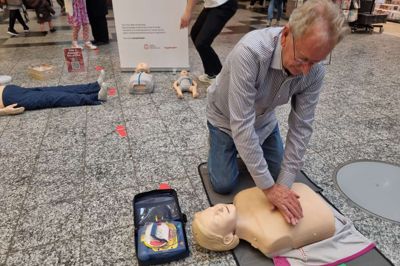 Knud Larsen fra Lind fik en positiv oplevelse ved at prøve at give hjertemassage og betjene en hjertestarter i Herning Centret torsdag. Han har selv hjerteflimmer og ønsker derfor at anskaffe sig en hjertestarter for tryghedens skyld.