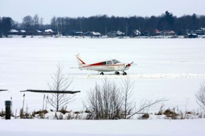 Det lille sportsfly i ensom og hjælpeløs majestæt på Sunds Sø. Foto: Henrik Ole Jensen